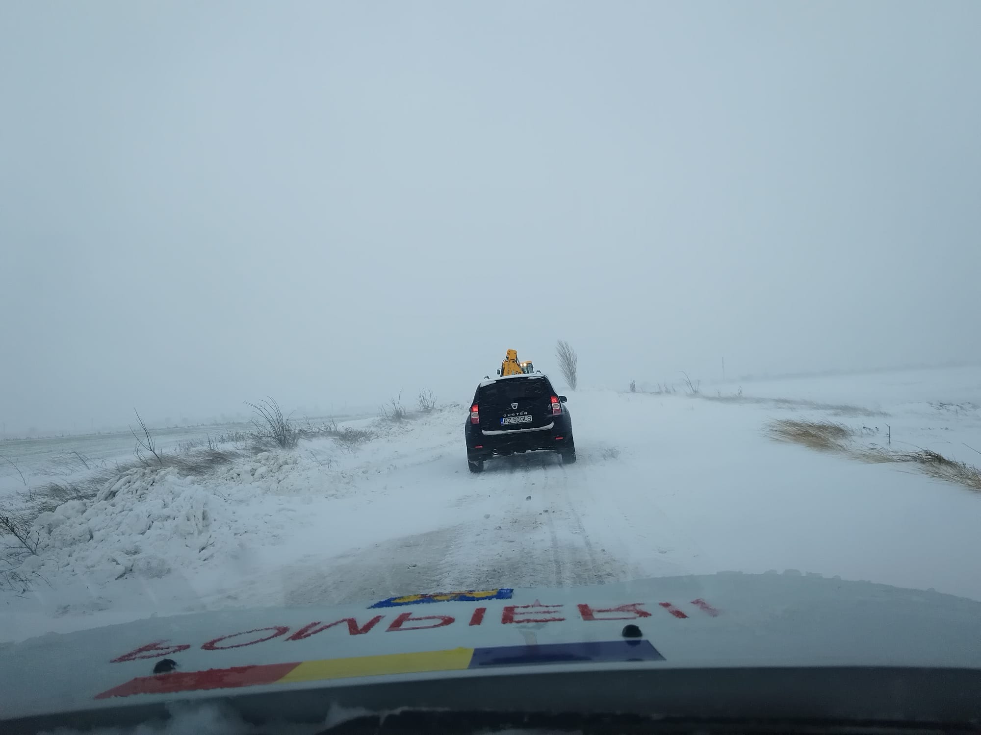VIDEO  Autoturisme blocate în troieni, pe un drum din Buzău. Autoritățile locale cer închiderea șoselei