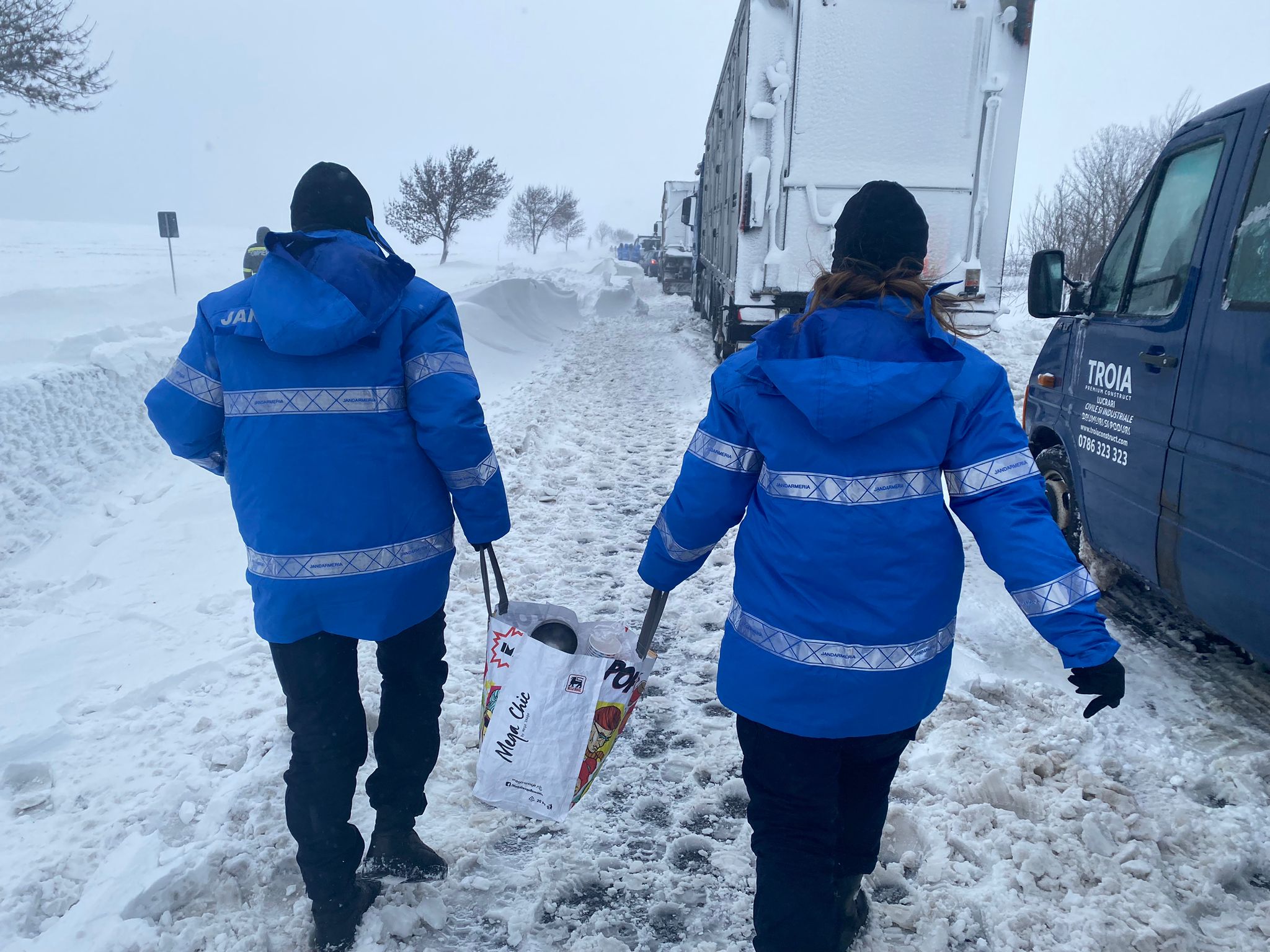 VIDEO Jandarmii au distribuit ceai și apă persoanelor din mașinile înzăpezite