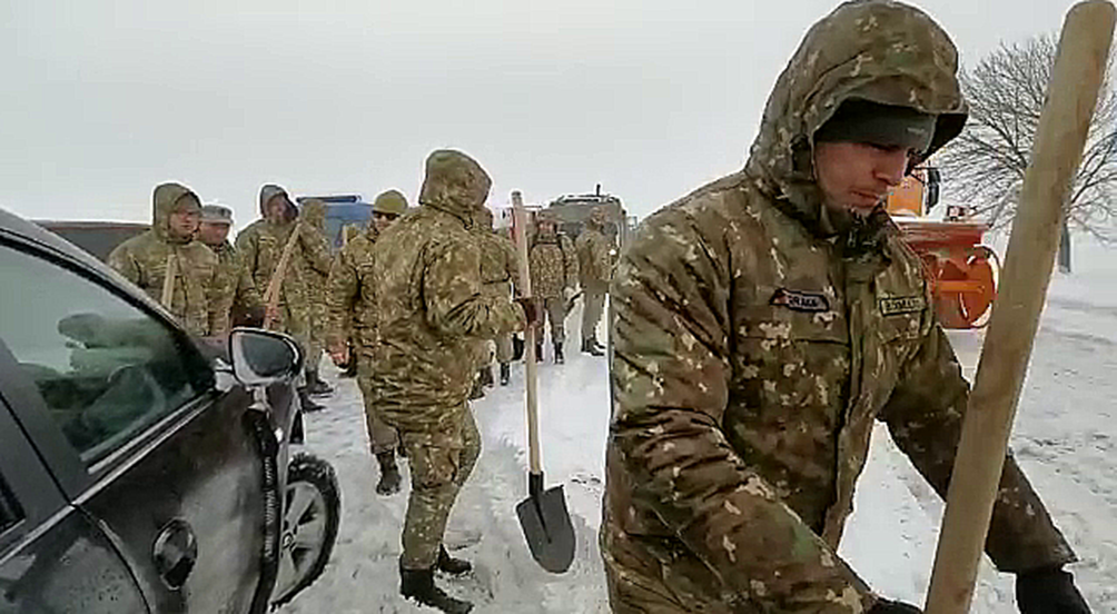 VIDEO Armata intervine la deszăpezire pe șoseaua europeană E85, alături de pompieri și jandarmi
