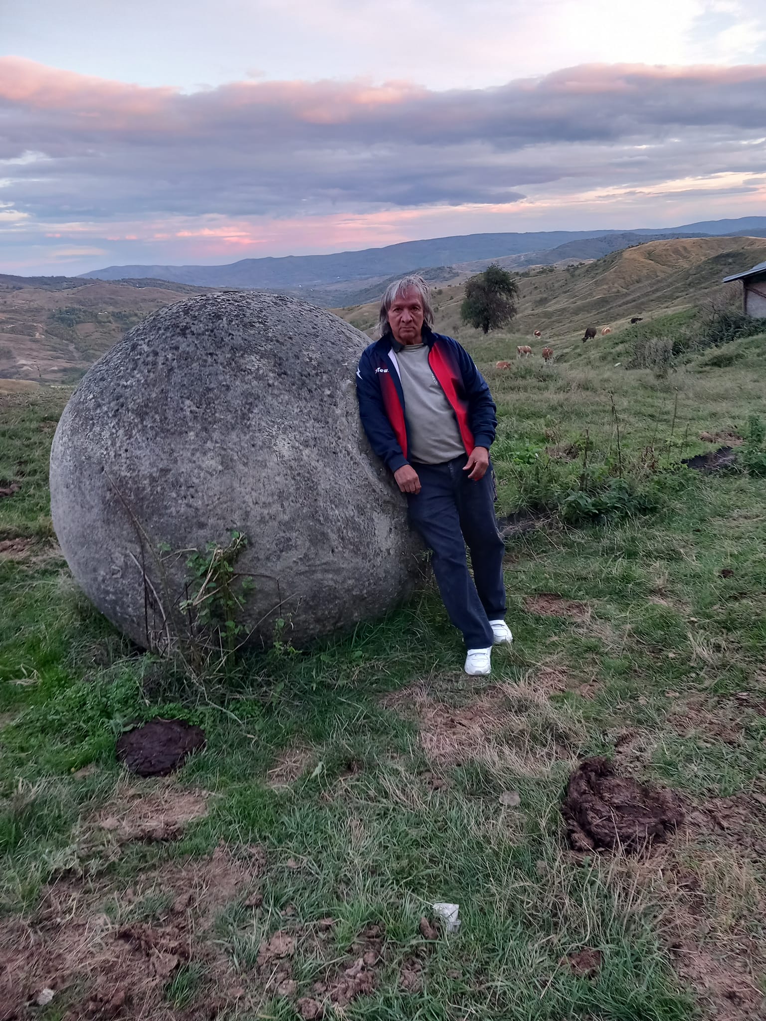 VIDEO Sferele din gresie care au dat naștere unor legende. Dochia și mioarele ei „au înghețat” pe dealurile din Cozieni