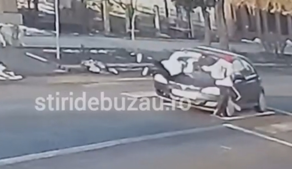 VIDEO Momentul când o elevă din Smeeni este accidentată pe zebră, de un șofer imprudent. Colega ei a scăpat ca prin minune