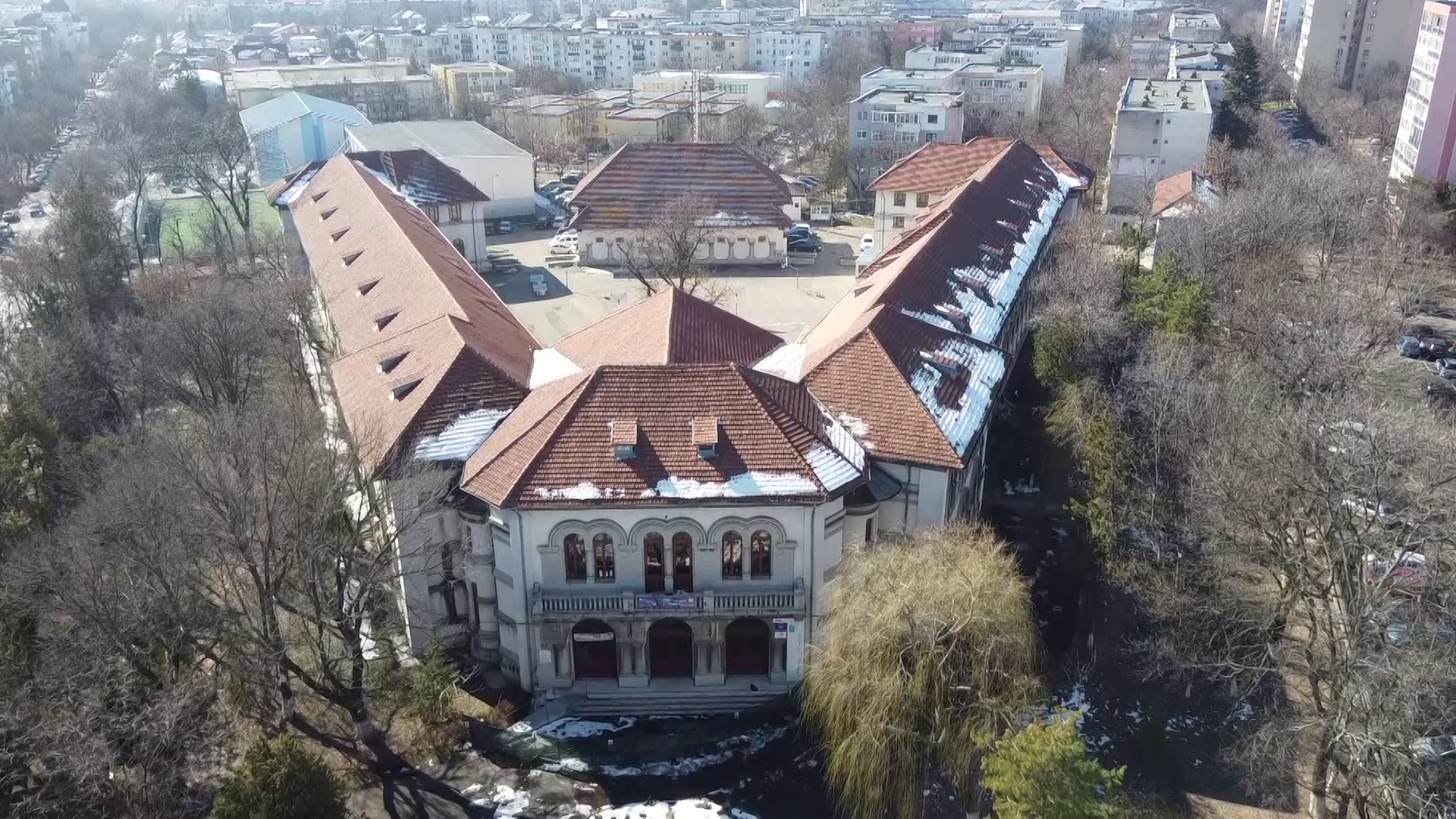 Colegiul Pedagogic din Buzău a devenit un pericol din cauza fisurilor din pereți. Sute de elevi, mutați la o altă școală
