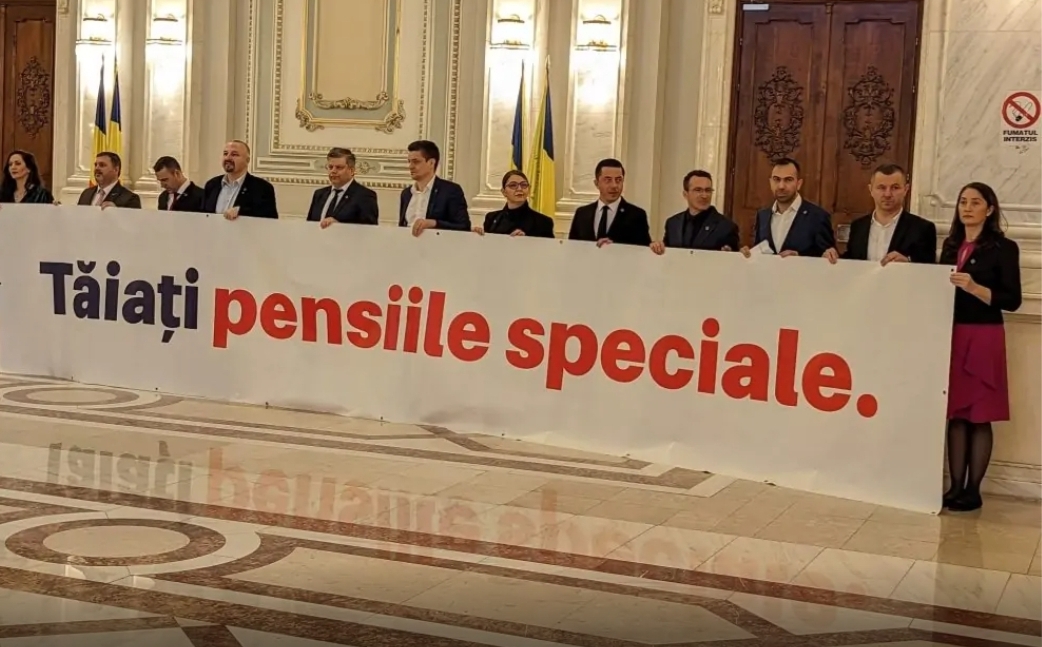Senatorii și deputații USR au protestat față de menținerea sistemului de pensii speciale