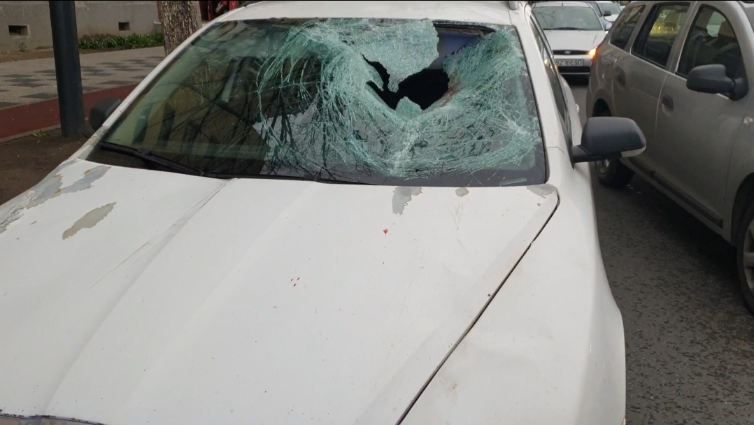 VIDEO Accident extrem de bizar, pe Bulevardul Unirii din Buzău: „Ne-am trezit cu pietonul în mașină”