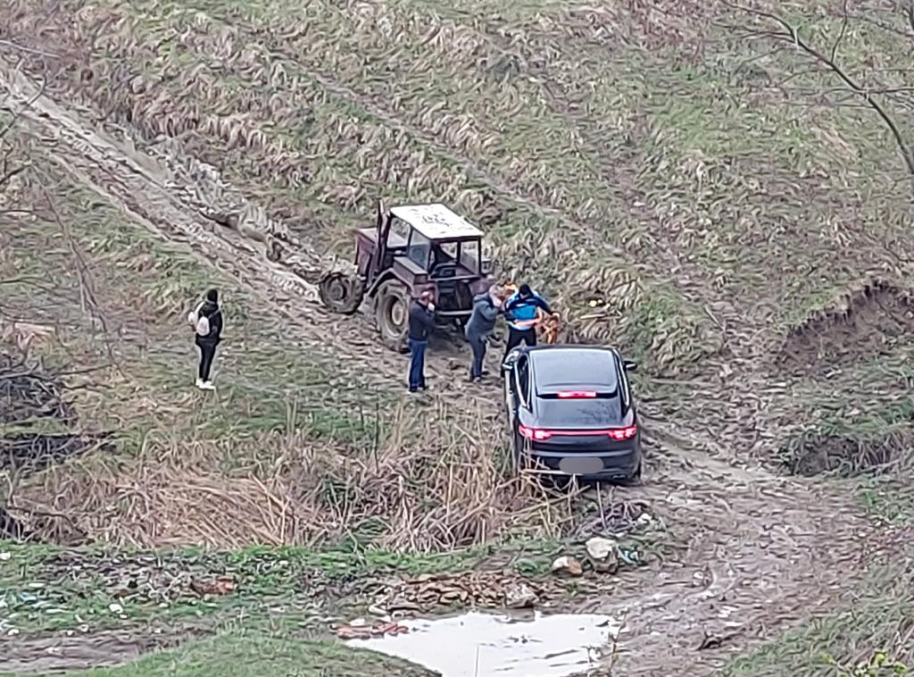 Porsche Cayenne, scos din noroi de bătrânul tractor Universal. Misiunea de salvare, organizată de jandarmii din Buzău