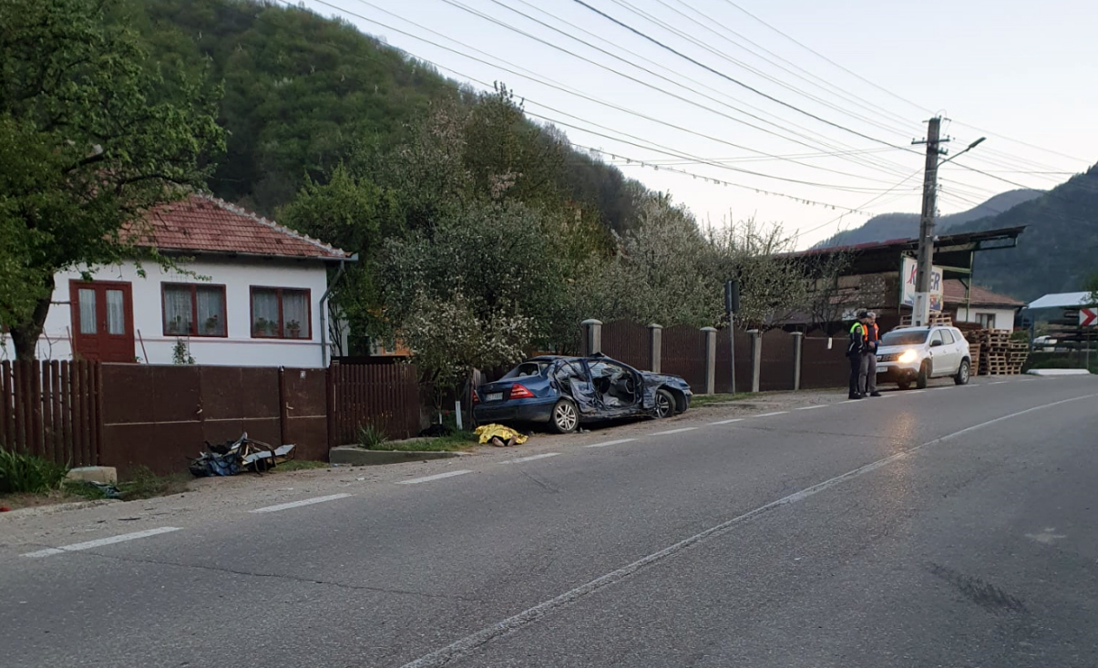 Un polițist din Nehoiu, urcat beat la volan, și-a omorât prietenul într-un accident de circulație