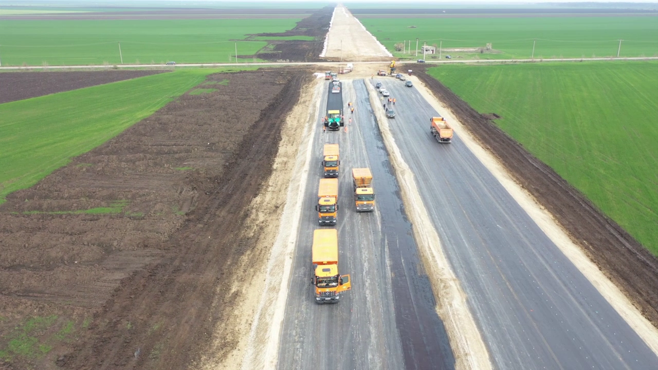 VIDEO Autostrada Moldovei, la etapa de asfaltare. Stratul de bitum acoperă deja trei kilometri, între Râmnicu Sărat și Mândrești Munteni