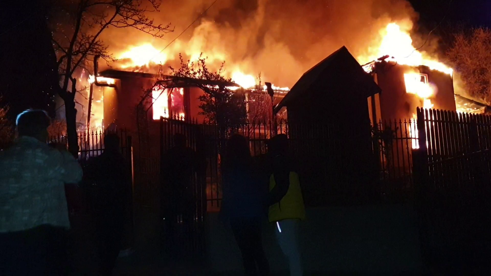 VIDEO Case distruse de un incendiu uriaș, în noaptea de Paște