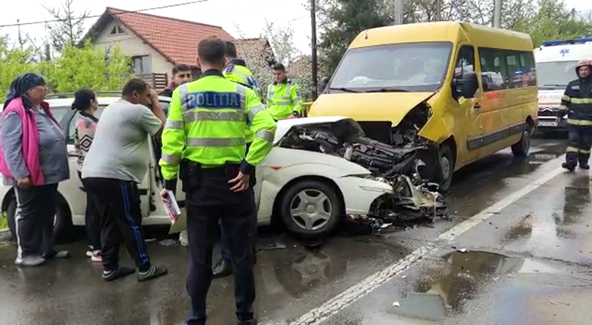 Un microbuz care transporta copii, implicat într-un accident pe DN 10. A fost activat Planul Roşu VIDEO