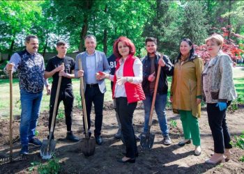 Liliana Sbîrnea, coordonatoarea campaniei de plantare de bujori în Parcul Tineretului din Buzău