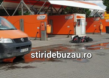 VIDEO Momentul în care un motociclist de 18 ani este spulberat de o autoutilitară