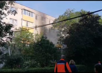VIDEO Un incendiu devastator izbucnit într-un apartament din Buzău s-a soldat cu decesul unei femei