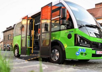 Peste 60 de primării din județul Buzău vor primi câte un microbuz electric modern, pentru transportul elevilor