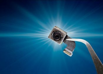 Cum să identifici o cameră spion – trucuri și sfaturi pentru a-ți proteja intimitatea