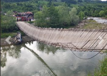 Mașină cu trei persoane la bord, căzută în apă după ce s-a rupt puntea pe care treceau, în comuna Gura Teghii
