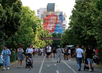 VIDEO „Fetita cu păpădia”, lucrare de artă murală cât un bloc cu șapte etaje