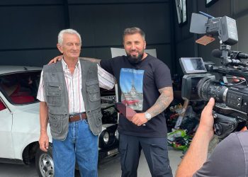 VIDEO În ce relație au rămas bătrânul care a plâns după Dacia sa și noul proprietar, un colecționar din Buzău