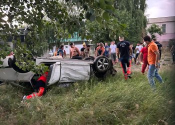 Un mort și patru răniți, într-un accident produs în Buzău. O Dacia electrică a fost distrusă complet