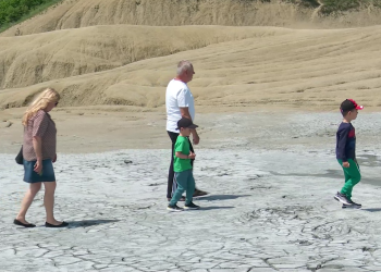 VIDEO Drumul către cel mai important obiectiv turistic al Buzăului, Vulcanii Noroioși, va fi reabilitat