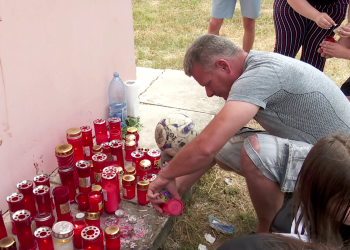 Altar din candele aprinse în locul în care Denis, un tânăr fotbalist din Buzău, și-a găsit sfârșitul