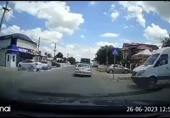 VIDEO Tată și fiu, spulberați pe trecerea de pietoni. Impactul, surprins de o cameră de bord