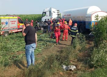 Autoturism strivit de o autocisternă, pe drumul european E85