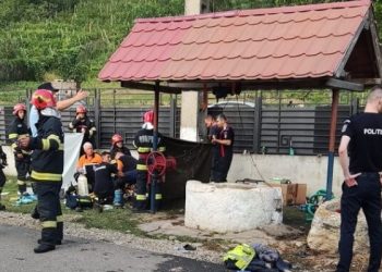 Patru bărbați au căzut într-o fântână, într-un sat al comunei Năeni. O victimă a decedat