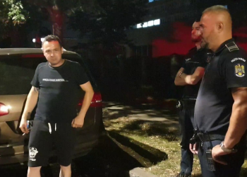 VIDEO Scandal cu polițiștii, provocat de soțul unei șoferițe care a lovit trei mașini