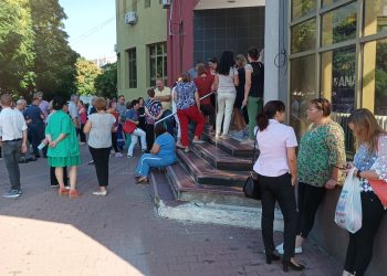 Zeci de funcționari buzoieni din Finanțe au oprit munca, în cea de-a doua zi de protest