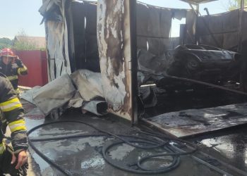 Bărbat rănit și cinci autoturisme distruse, într-un incendiu care a distrus un service din județul Buzău