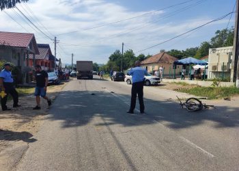 Accident rutier în Chiojdu. Un biciclist a fost lovit de o autoutilitară