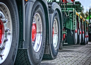 Anvelope de calitate superioara versus anvelope de calitate inferioara pentru un camion