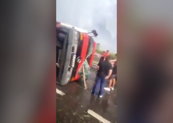 VIDEO Accidente pe DN2 E85, într-o zonă din Buzău măturată de furtună. Două mașini s-au răsturnat