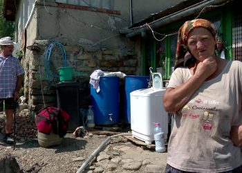 VIDEO Fântânile dintr-un sat buzoian rămân fără apă, în timp ce utilajele pentru forat ruginesc