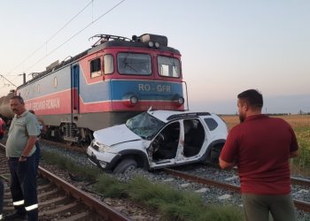 VIDEO Mașină spulberată de un tren, lângă Țintești. Accidentul horror, soldat cu trei morți și un rănit