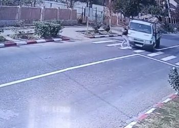 VIDEO Mamă cu copil de doi ani în brațe, spulberată de o camionetă