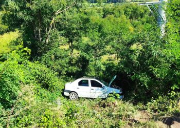 Adolescentă preluată cu ambulanța, după ce mașina în care se afla a căzut cinci metri într-o râpă