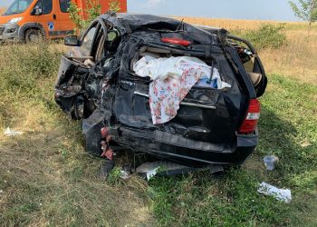 Accident pe E85. Două femei au fost rănite după ce mașina le-a fost izbită de un camion și împinsă de pe șosea