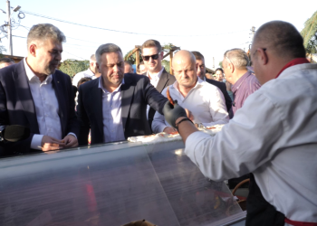 Premierul Marcel Ciolacu a cumpărat cârnaţi de Pleşcoi de la un târg din Buzău