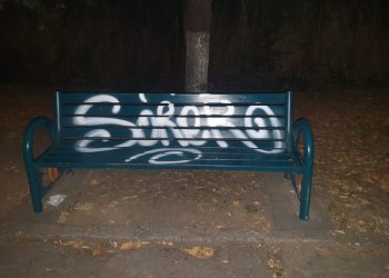 VIDEO „Artiștii stradali” ai Buzăului, amendați și puși să curețe mâzgălelile pe care le-au lăsat în urma lor