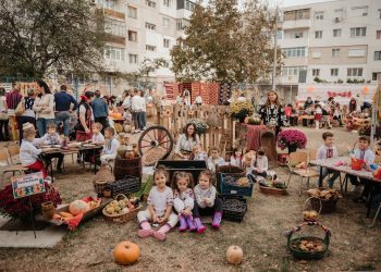 FOTO De Ziua Recoltei, copiii unei grădinițe din Râmnicu Sărat au pus murături și au gătit plăcinte