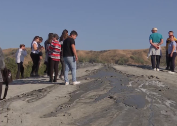 VIDEO Asalt al turiștilor la Vulcanii Noroioși, în scoși din case de căldura nefirească