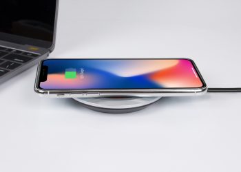 Cum deosebești un încărcător de iPhone original de unul fake?