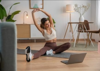 Te-ai întrebat cu poți rămâne consecvent în practicarea sportului acasă? Descoperă sfaturi practice și soluții pentru a-ți menține motivația