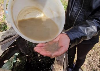 Satul în care oamenii își potolesc setea cu apă plină cu nămol. Au secat fântânile din cauza secetei
