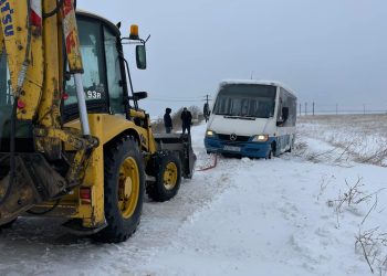 Drumuri închise, mașini blocate și case fără curent, în județul Buzău, pe durata codului roșu