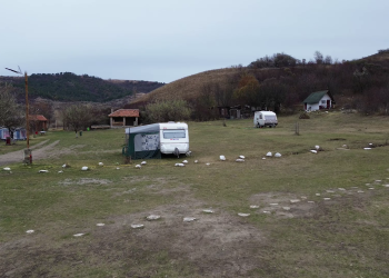 Începe sezonul vacanțelor de iarnă. Zeci de turiști ajung cu rulotele la vulcanii noroioși