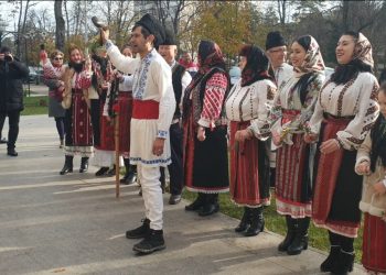 VIDEO Atmosferă de sărbătoare în fața Consiliului Județean Buzău: zeci de colindători, cu plugul şi cu capra