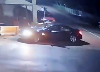 VIDEO Șofer de BMW, surprins în timp ce fură cartofi din fața unui magazin sătesc