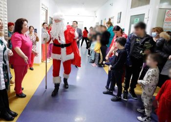 Moș Crăciun a ajuns la spital, cu daruri pentru copii și însoțit de colindători